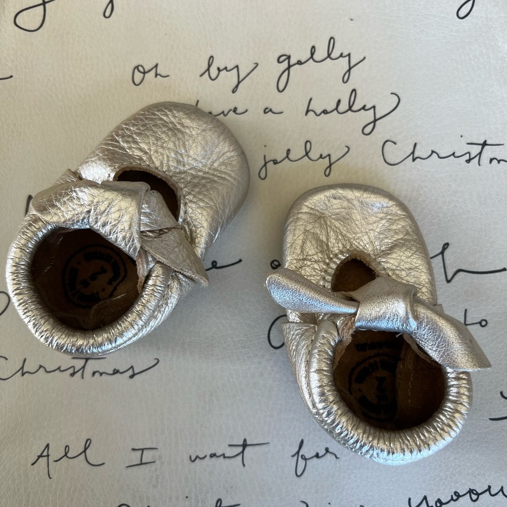 Freshly Picked Platinum Knotted Bow Mocc EUC